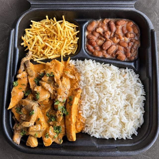 Estrogonofe de Frango/Chicken Stroganoff.