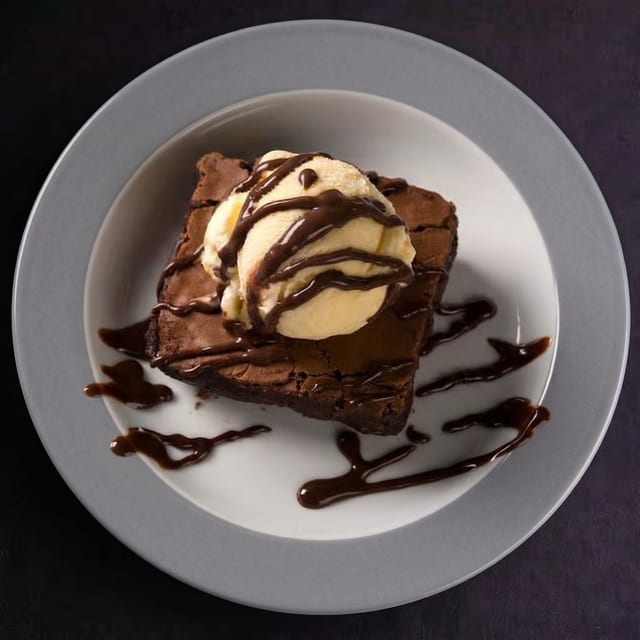 Brownie Com Creme De Vinho Tinto E Sorvete.